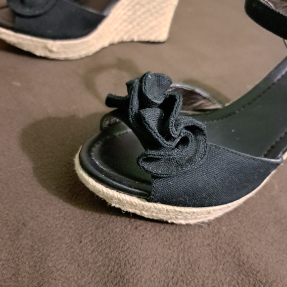 Women's Guess Wedge Sandals - Picture 2 of 13